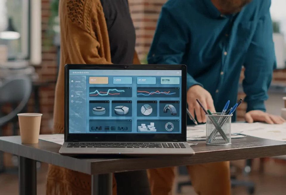 Computador mostrando un software para administrar negocio