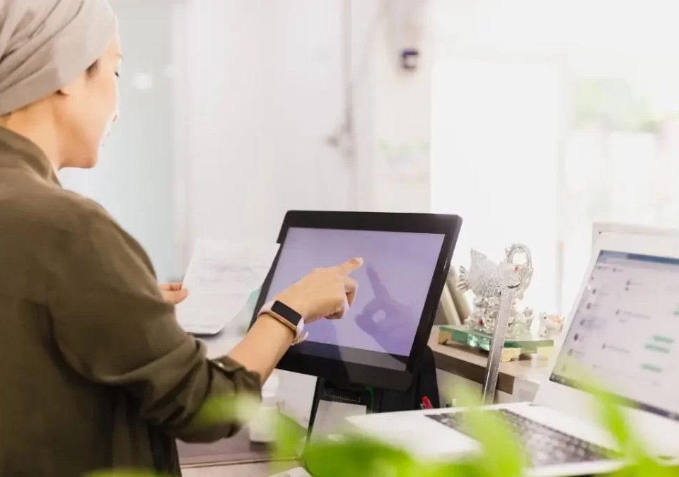 mujer trabajando en su inventario