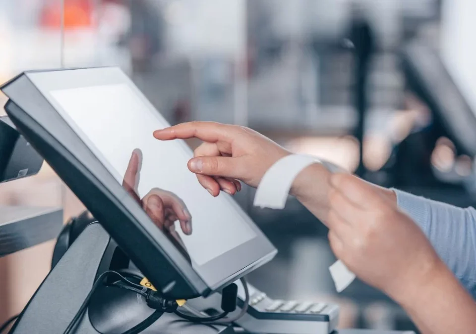 persona utilizando el sistema punto de venta