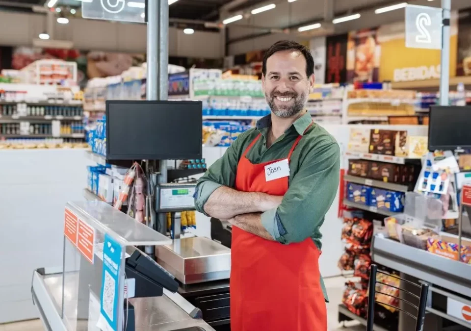 Persona feliz utilizando el software en un minimarket