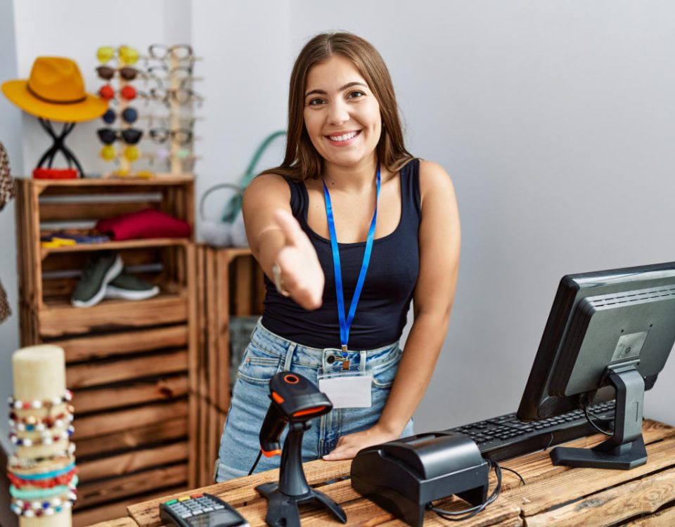 Mujer saludando a sus clientes
