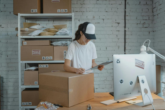 Persona trabajando con un sistema de control-de-inventario y ventas