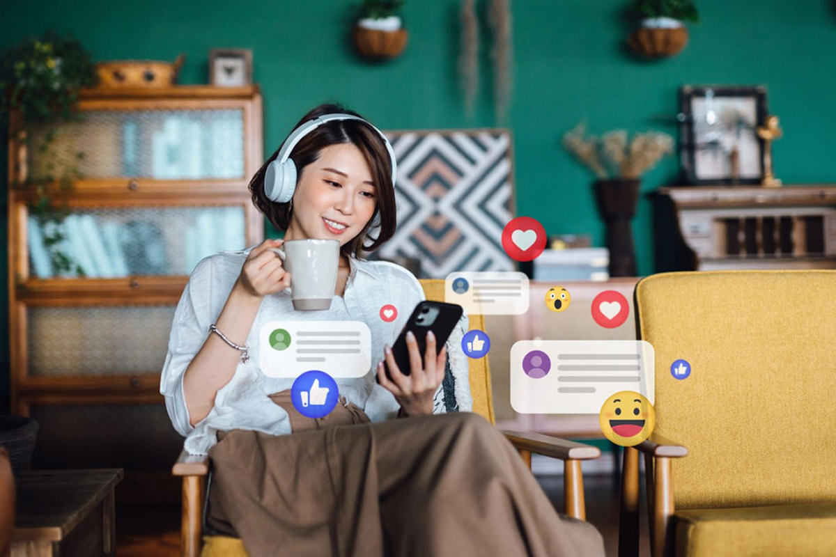 Personas revisando sus redes sociales