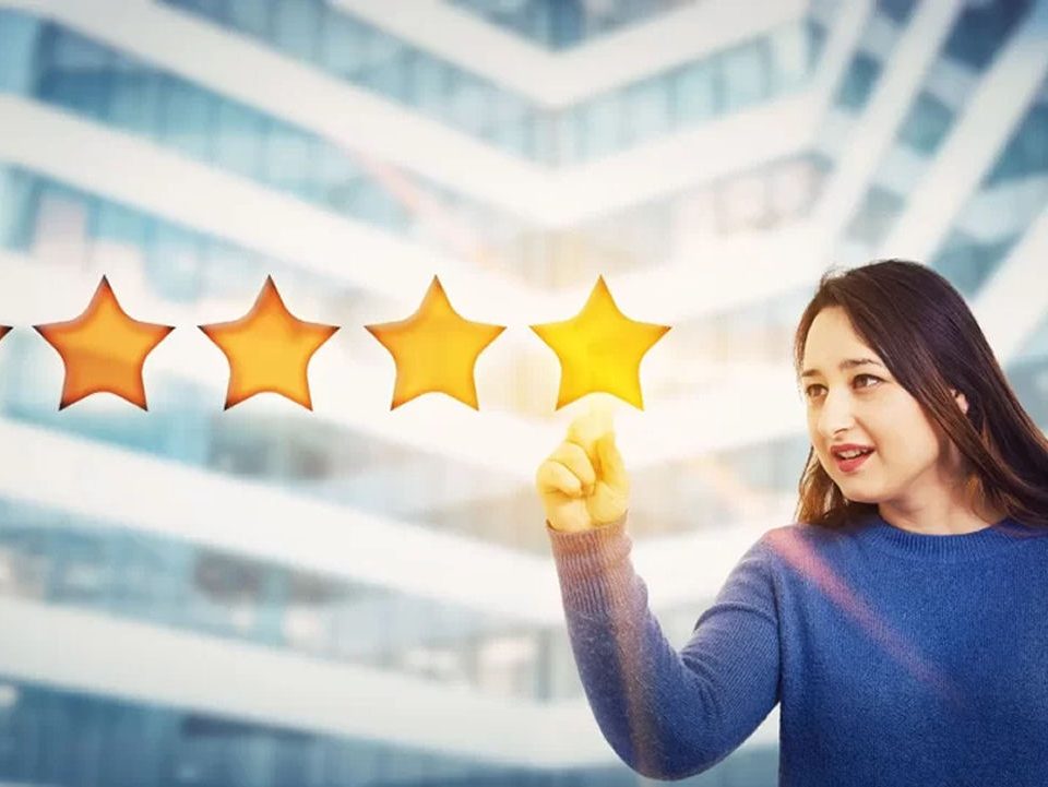 Mujer apuntando una estrella