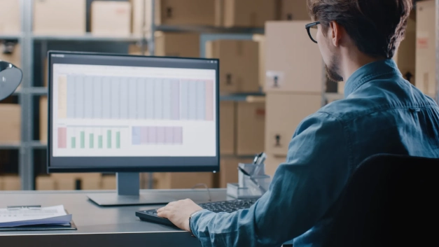persona trabajando en un software de ventas e inventario