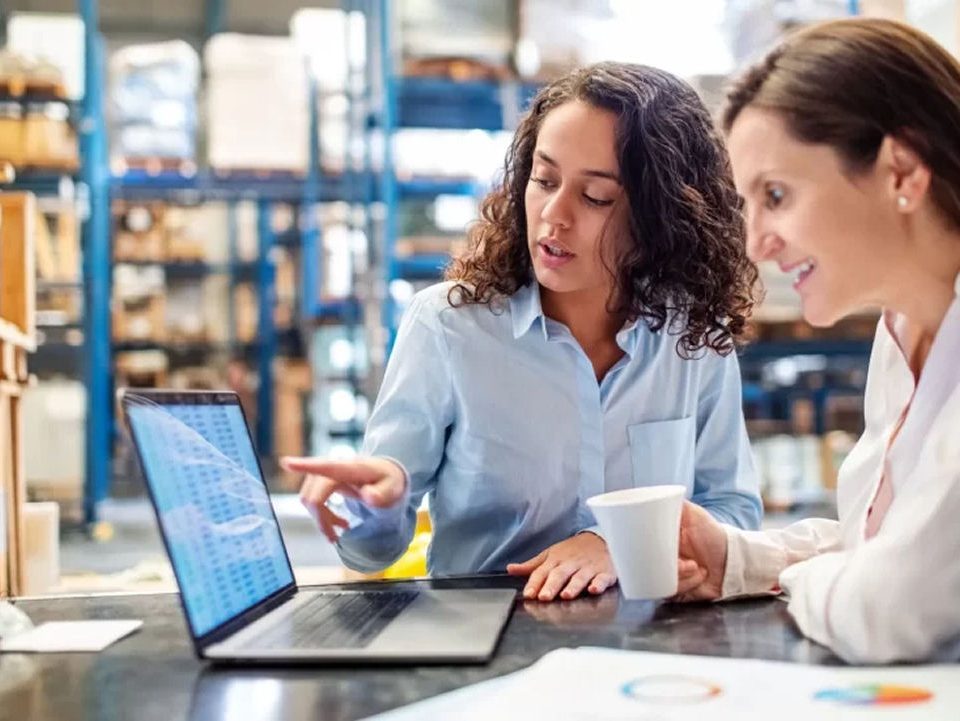 Mujeres trabajando en un sistema de ventas e inventario