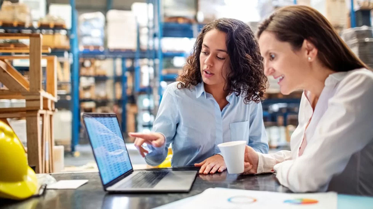 Mujeres trabajando en un sistema de ventas e inventario