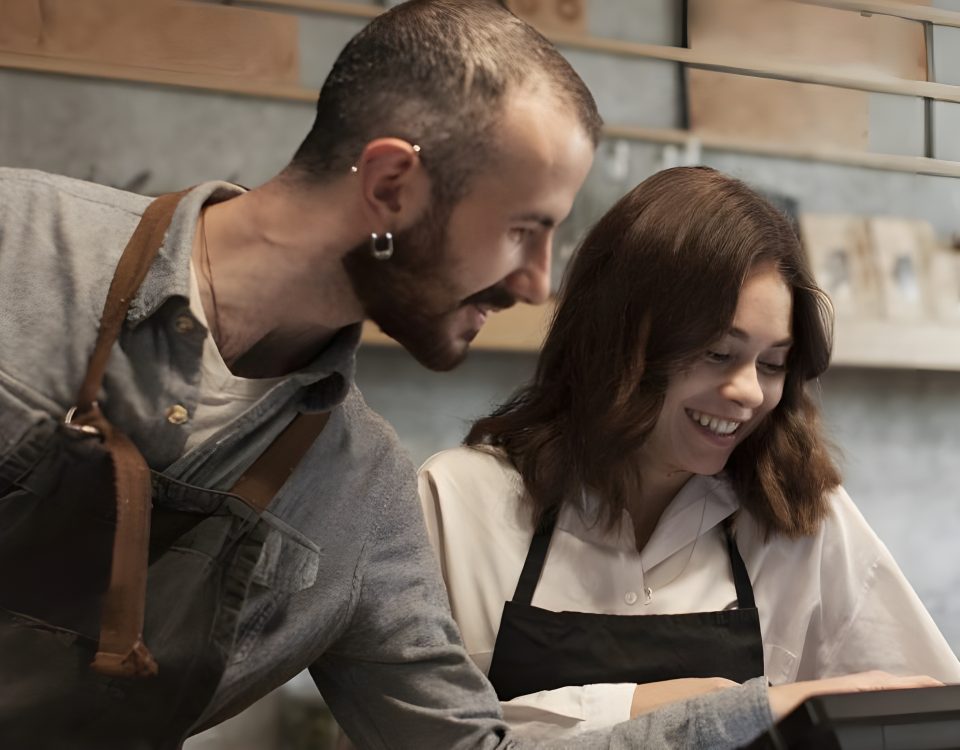 Hombre y mujer atendiendo en un punto de venta