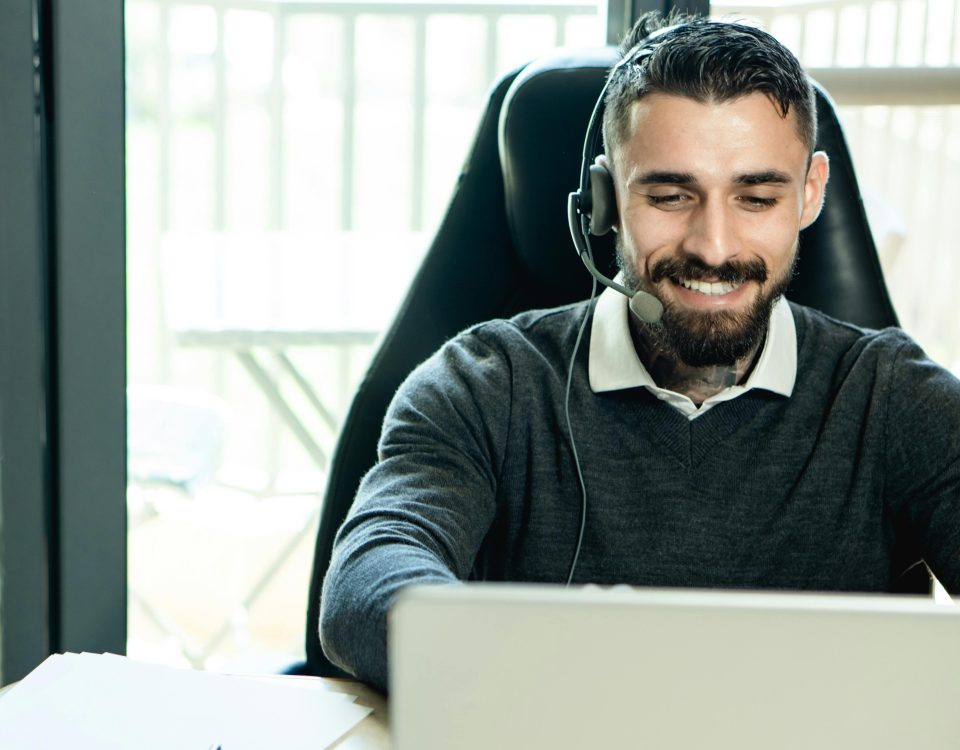 hombre trabaajando en un Software punto de venta