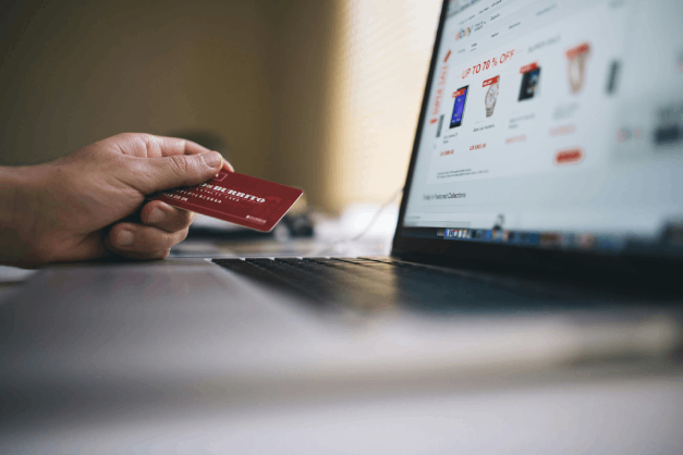 imagen de un cliente que esta comprando en una pagina que sabe como fidelizar clientes en un negocio