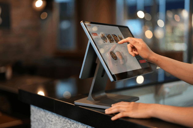 Persona trabajando con un sistema de ventas