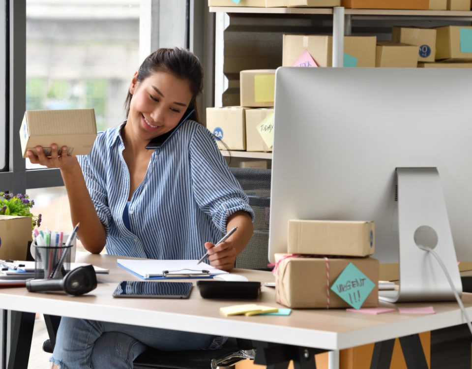 Mujer en un computador trabajando con un sistema de ventas