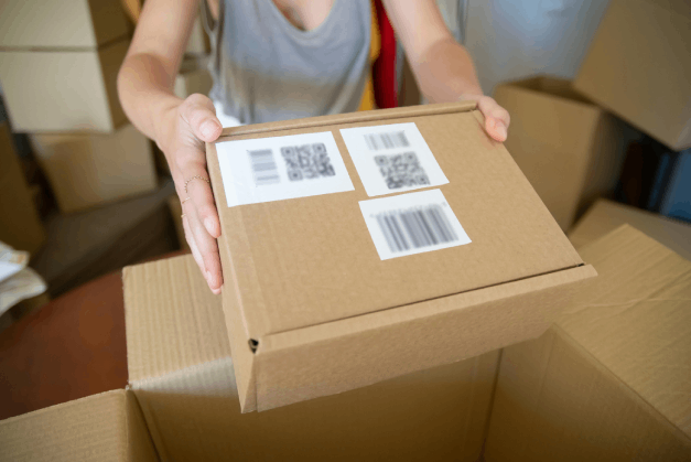 Manos sosteniendo una caja 