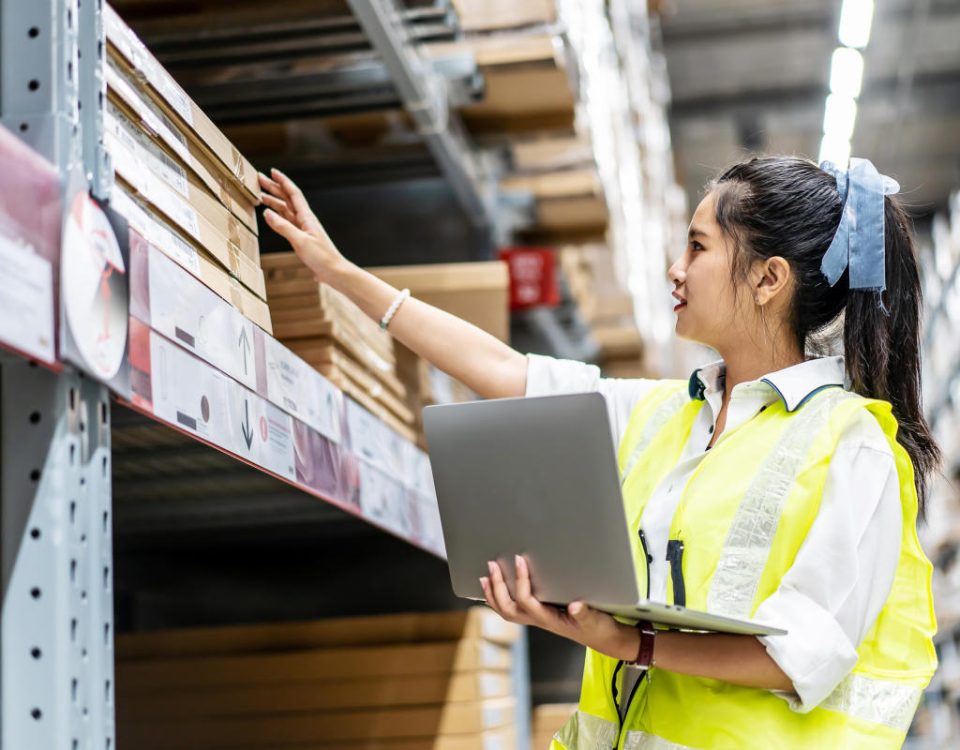 Mujer haciendo un inventario de bodega