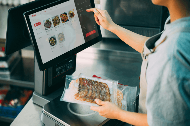 persona realizando una venta con software de venta 