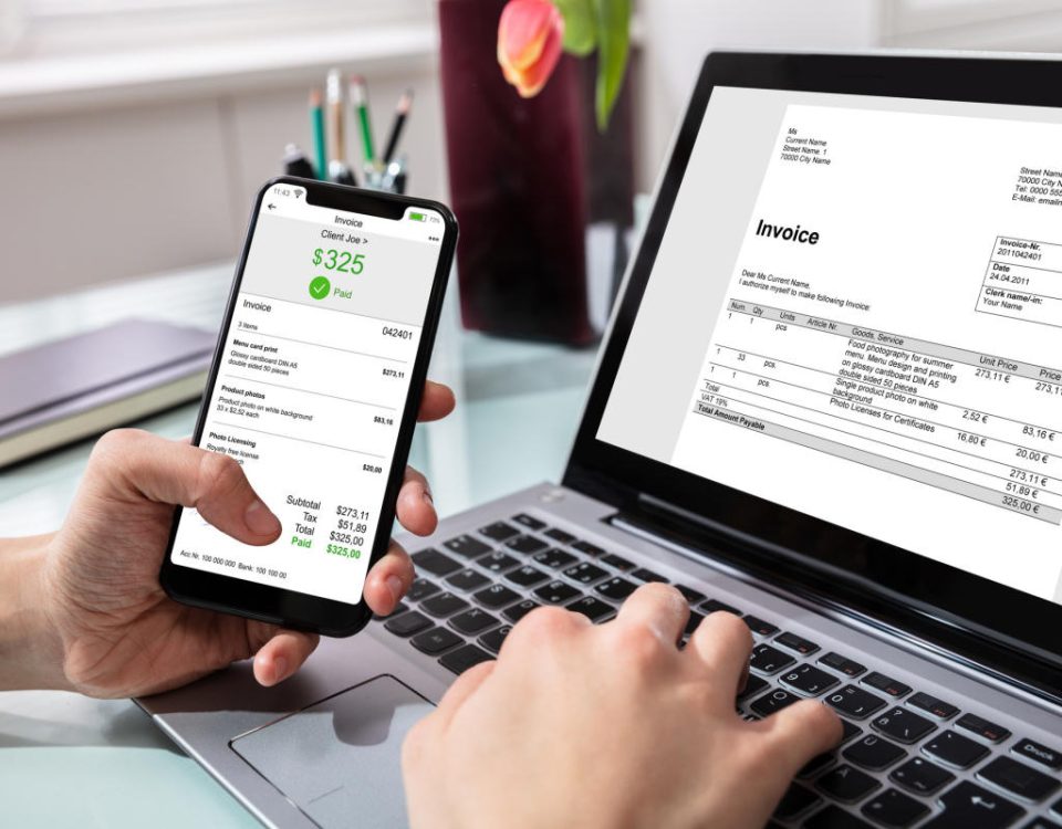 persona viendo como emitir boletas electrónicas desde distintos dispositivos