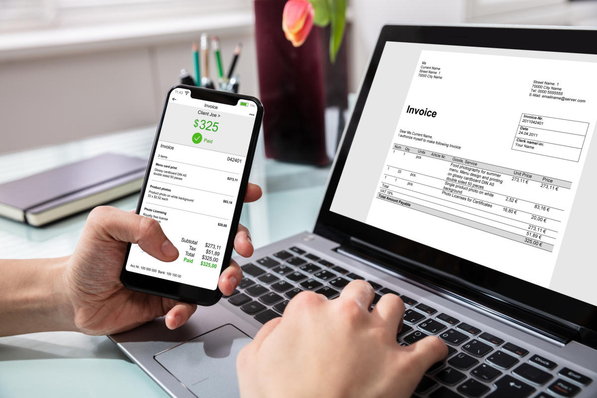 persona viendo como emitir boletas electrónicas desde distintos dispositivos