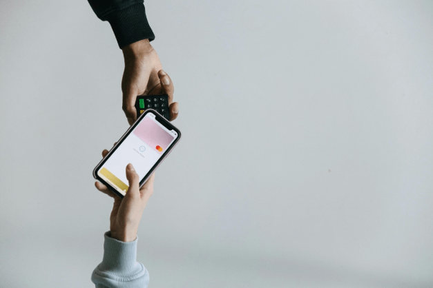 Persona pagando con su celular