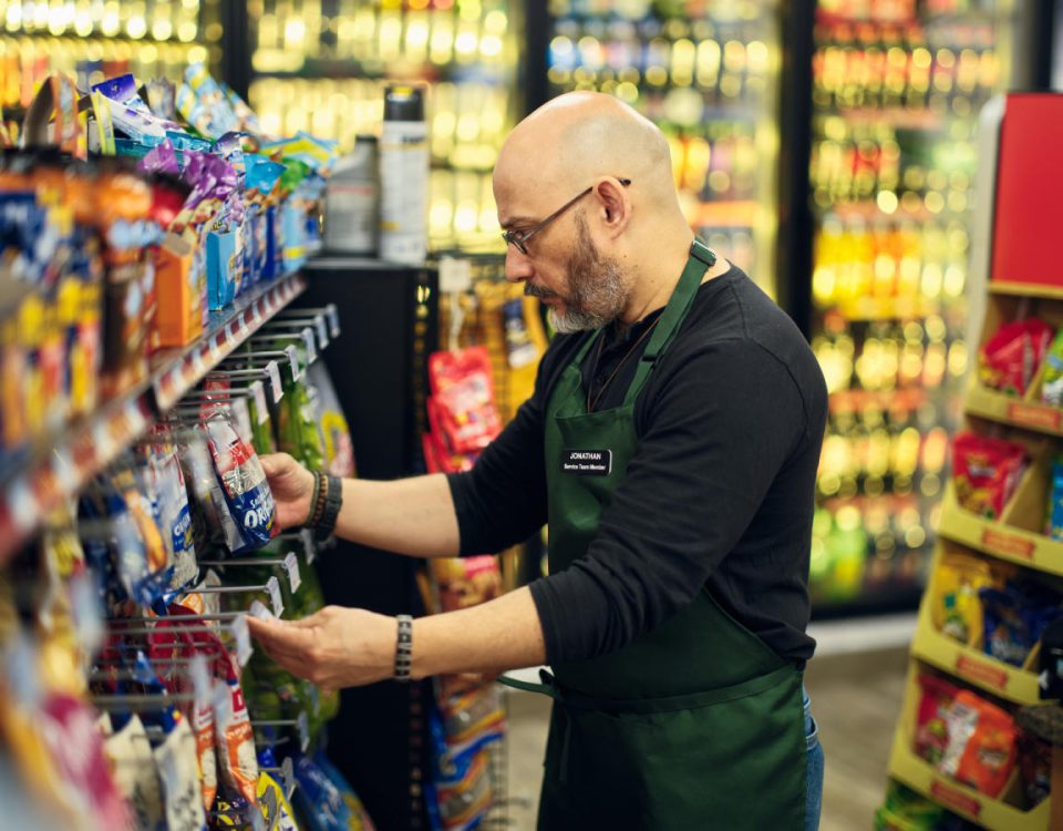 Persona trabajando en su negocio