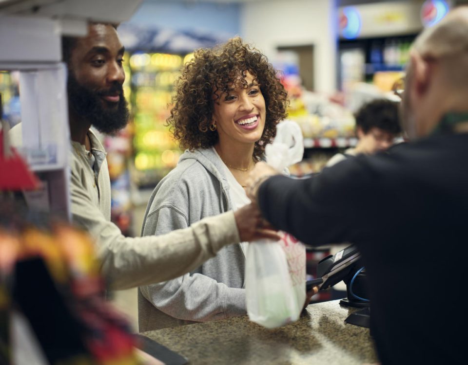 persona atendiendo u negocio con un sistema para minimarket