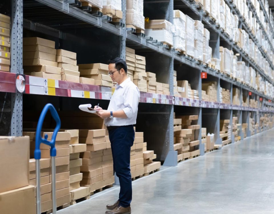 persona trabajando en su bodega con un sistema de inventario y ventas