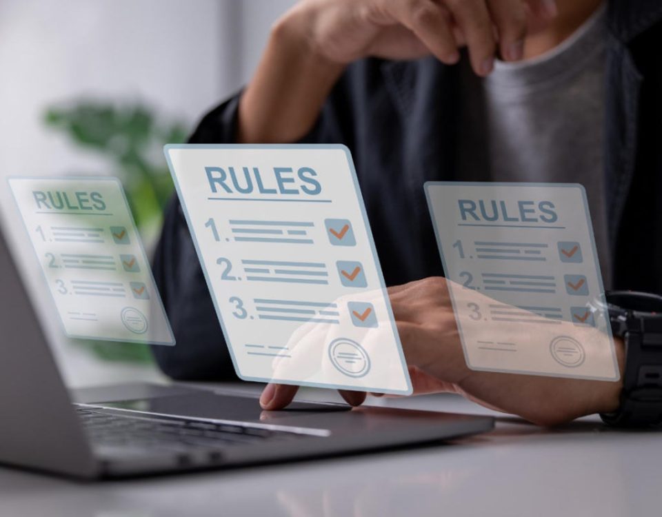 Persona trabajando con un computador y cumpliendo la resolución exenta n°154