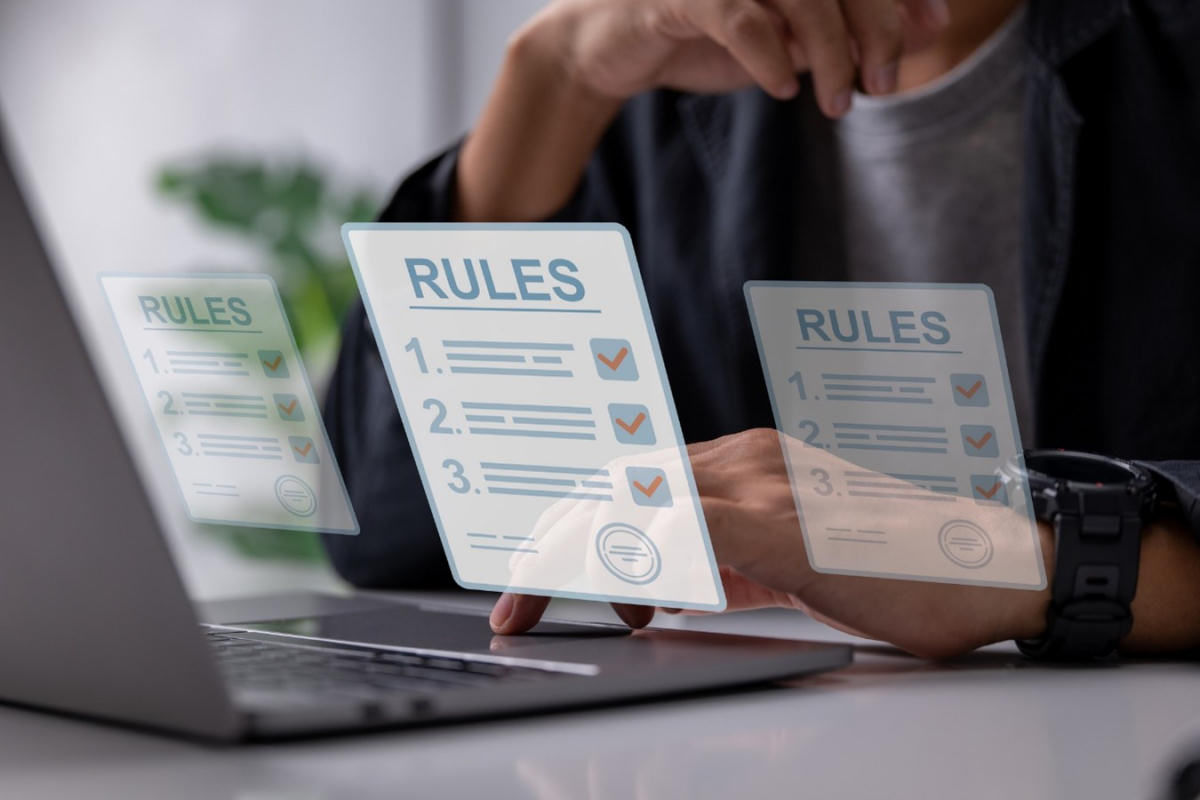 Persona trabajando con un computador y cumpliendo la resolución exenta n°154