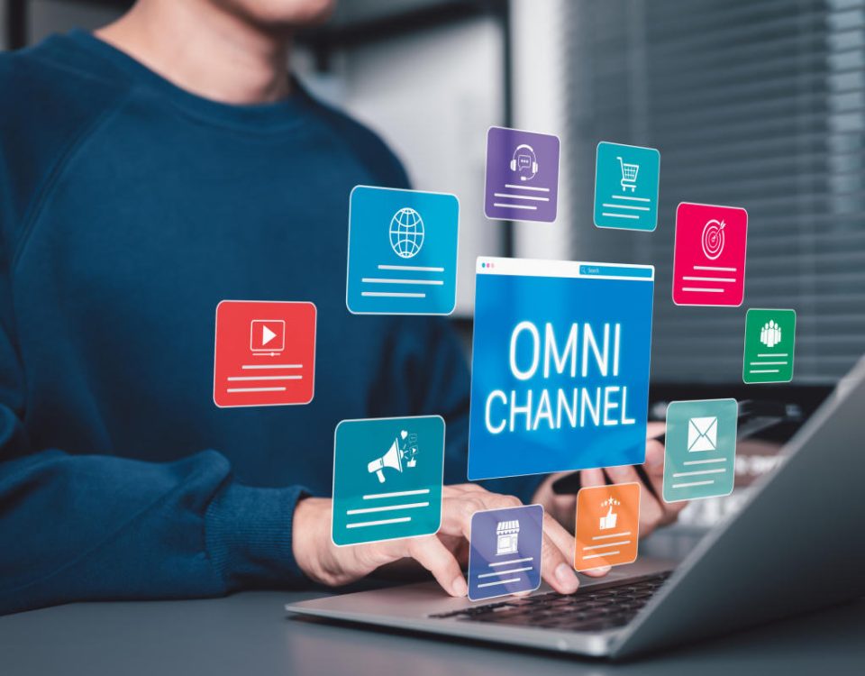 Persona trabajando en su computador y animaciones de ventas omnicanal