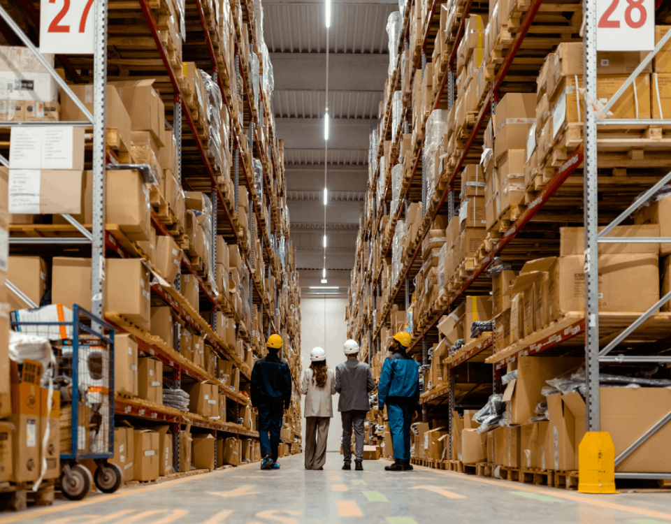 personas trabajando en la gestión de proveedores