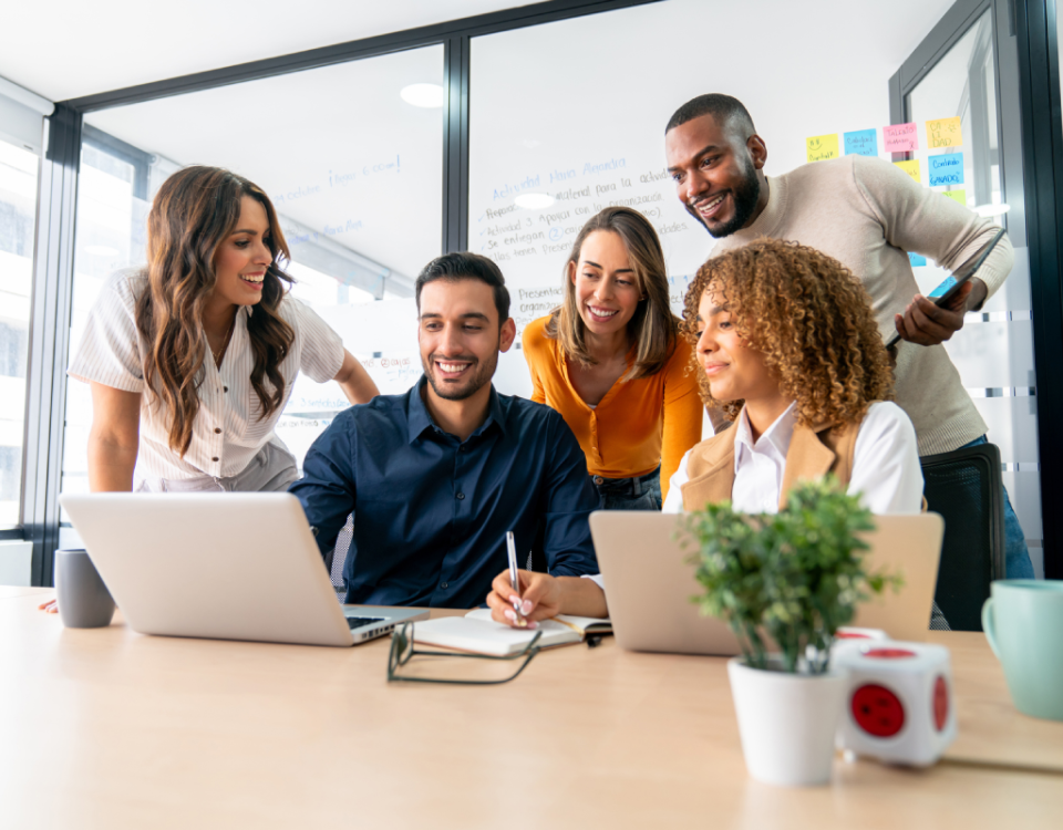 Personas trabajando en la gestión operativa