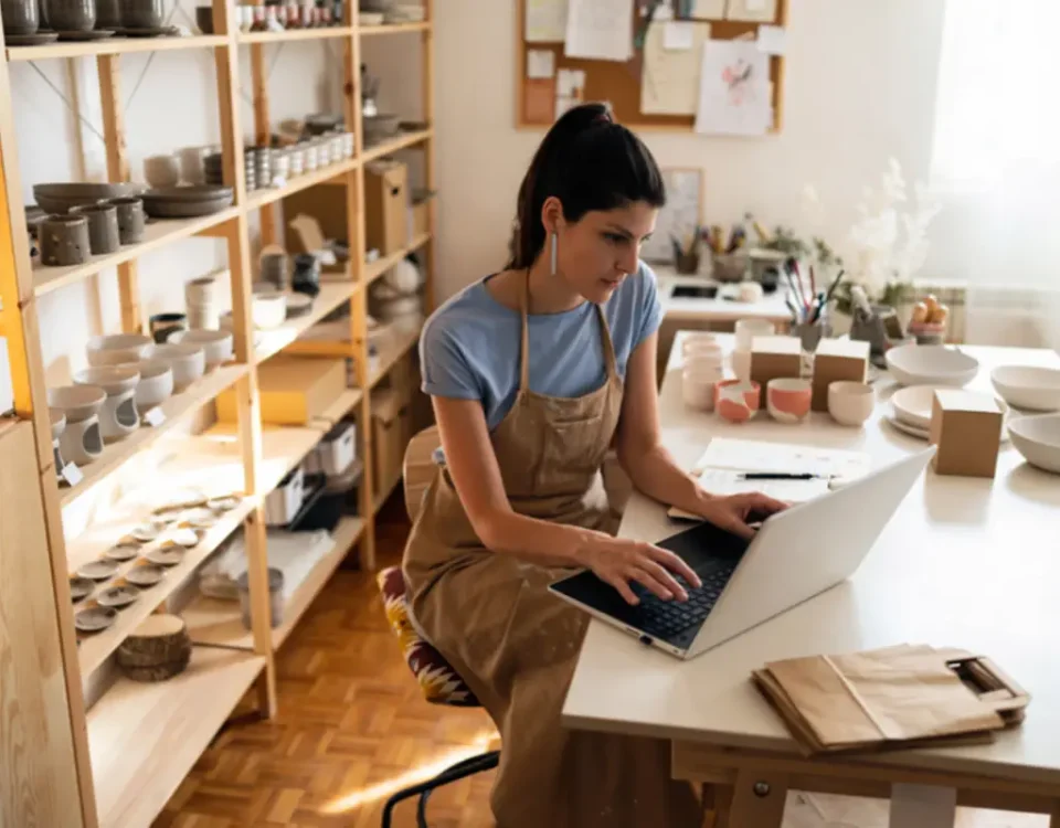 Mujer gestionando las cuentas por pagar en su pyme