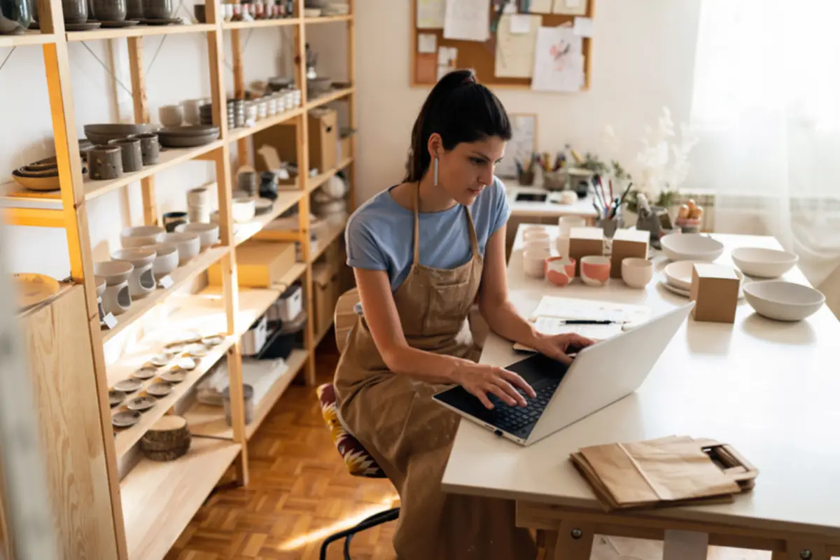 Mujer gestionando las cuentas por pagar en su pyme