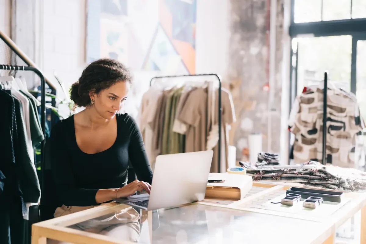 Mujer administrando su tienda de ropa online desde su laptop durante el CyberDay 2026