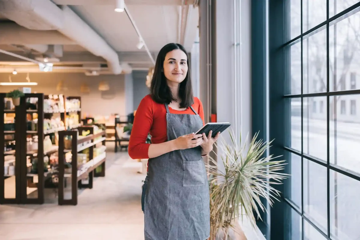 mujer feliz utilizando ioVendo y mejorando su control de ventas