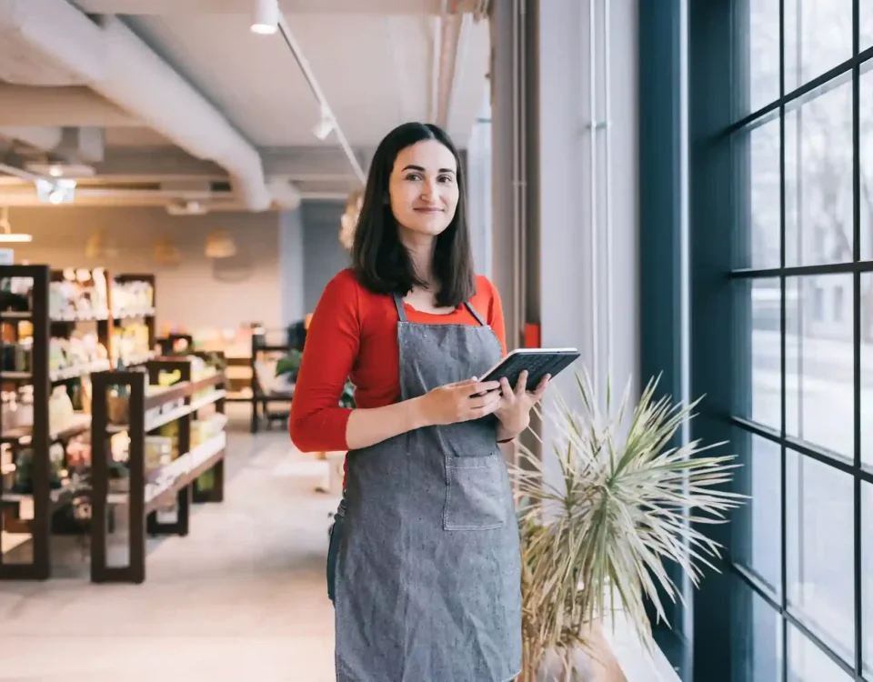 mujer feliz utilizando ioVendo y mejorando su control de ventas
