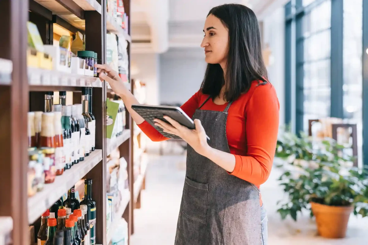 mujer mejorando el control de ventas de su pyme