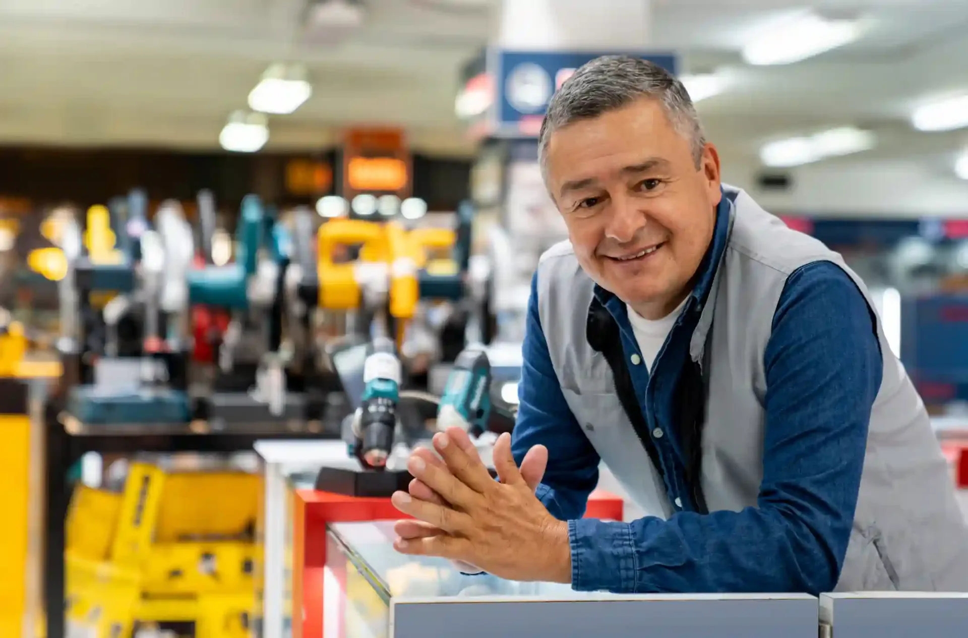 hombre viendo la salud de su inventario con ioVendo